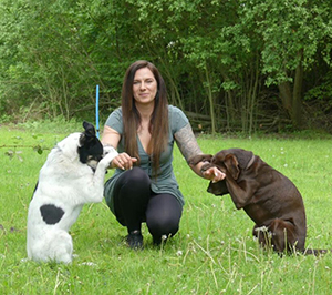 Janina Ludwig mit Hunden auf Spielwiese